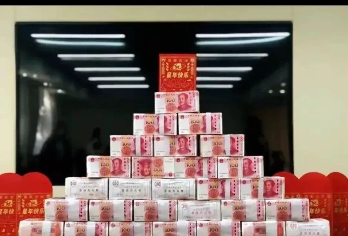 Chồng tiền thưởng cuối năm của một công ty Trung Quốc. Ảnh: Sina