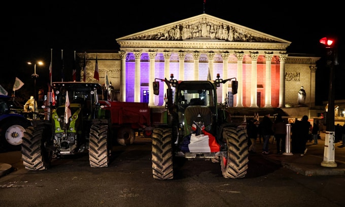 Máy kéo đỗ trước tòa nhà Quốc hội Pháp ngày 14/1. Ảnh: AFP