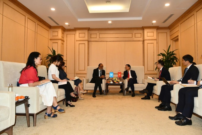 Bộ trưởng Khoa học và Công nghệ Nguyễn Mạnh Hùng tiếp Phó tổng thư ký Liên hợp quốc kiêm Đặc phái viên về Công nghệ, ông Amandeep Singh Gill. Ảnh: Doãn Mạnh