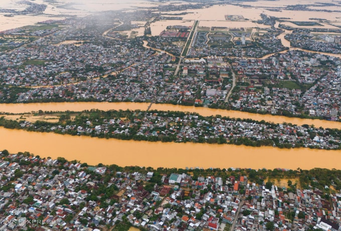 Cồn Hến nằm giữa sông Hương lúc lũ tháng 10/2025. Ảnh: Võ Thạnh