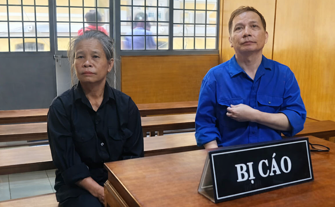 Bị cáo Nguyễn Thị Thanh Vân và Nguyễn Sỹ Huấn tại tòa hôm nay. Ảnh: Bình Nguyên