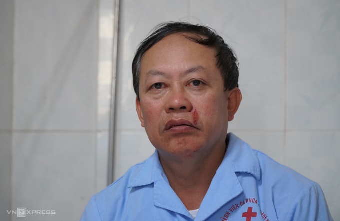 Ông Hùng may mắn chỉ bị thương nhẹ vùng đầu và mặt. Ảnh: Lê Hoàng