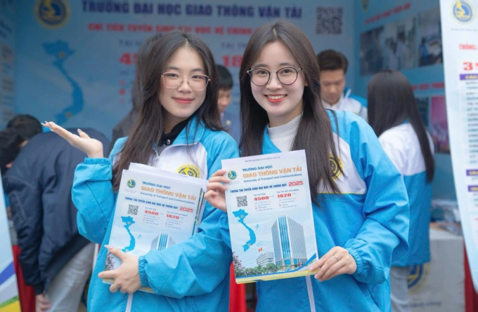 Sinh viên Đại học Giao thông vận tải tham gia tư vấn tuyển sinh hồi tháng 3 tại Hà Nội. Ảnh: UTC