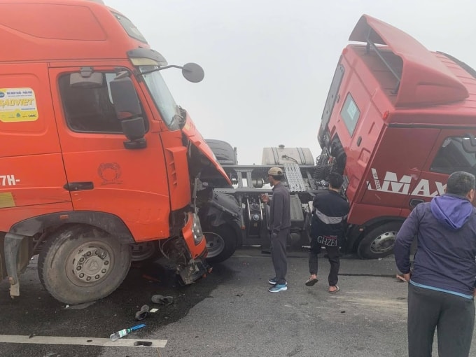 Tai nạn liên hoàn trên cao tốc Mai Sơn - quốc lộ 45. Ảnh: Minh Tiến