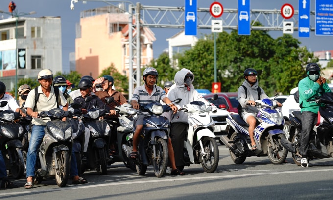 Người dân lưu thông bằng xe máy trên một tuyến đường ở TP HCM. Ảnh: Thành Nhạn