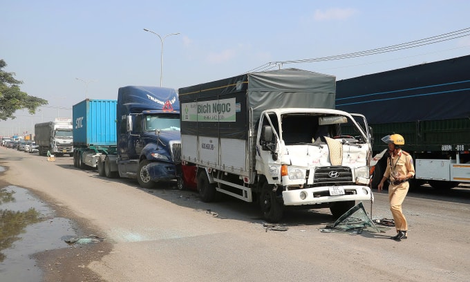 Tai nạn khiến quốc lộ 51 ùn tắc kéo dài. Ảnh: Trường Hà