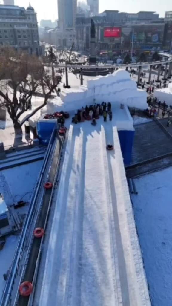 Khách chơi ở trên sông đóng băng Tùng Hoa