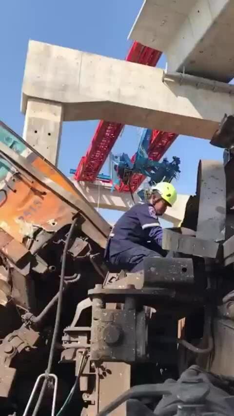 Cần cẩu rơi vào tàu hỏa ở Thái Lan