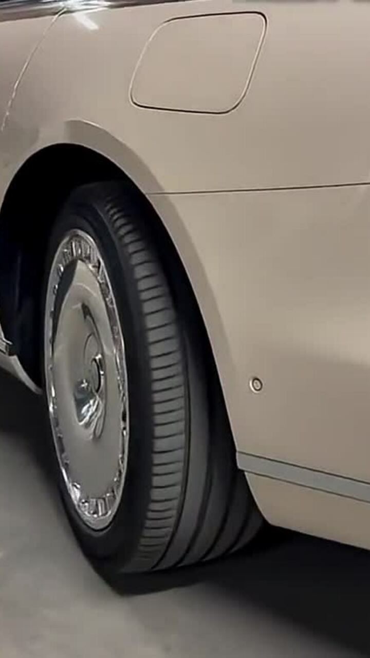 Ôtô lùi gọn vào chỗ đỗ nhờ đi ngang như cua