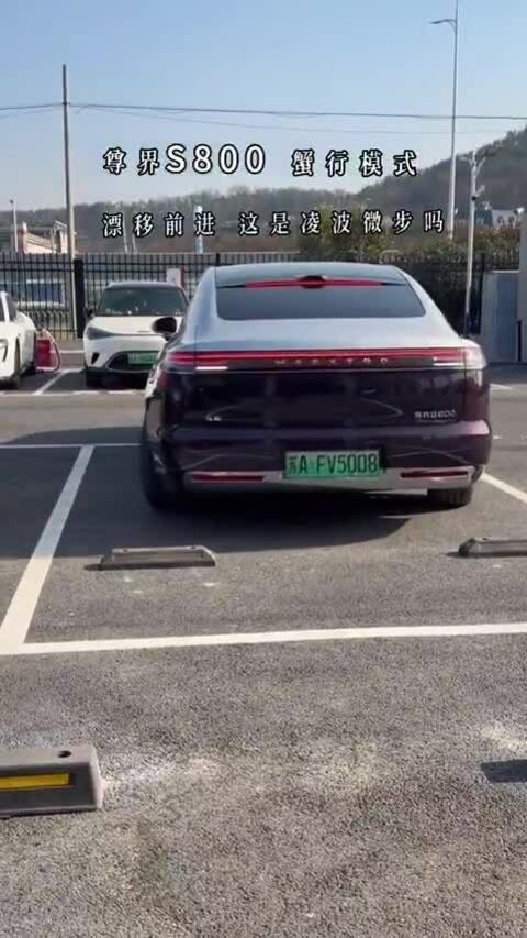 Ôtô lùi ngang như cua vào chỗ đỗ