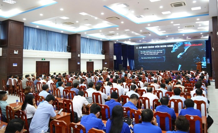 Tài khoản một bảo vệ ở Cà Mau "bốc hơi" hàng trăm triệu đồng - Ảnh 1.