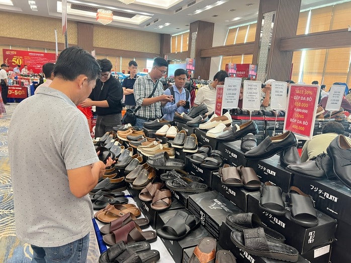 CLIP: Khách hàng tấp nập mua sắm hàng hiệu giảm giá lần đầu tiên tổ chức tại Cần Thơ - Ảnh 6.