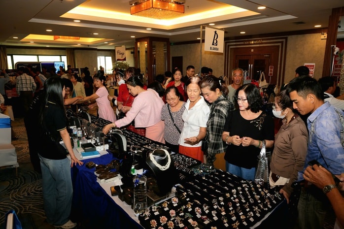 CLIP: Khách hàng tấp nập mua sắm hàng hiệu giảm giá lần đầu tiên tổ chức tại Cần Thơ - Ảnh 3.