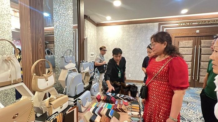 CLIP: Khách hàng tấp nập mua sắm hàng hiệu giảm giá lần đầu tiên tổ chức tại Cần Thơ - Ảnh 7.