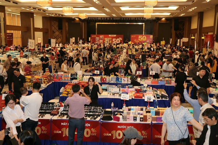 CLIP: Khách hàng tấp nập mua sắm hàng hiệu giảm giá lần đầu tiên tổ chức tại Cần Thơ - Ảnh 2.