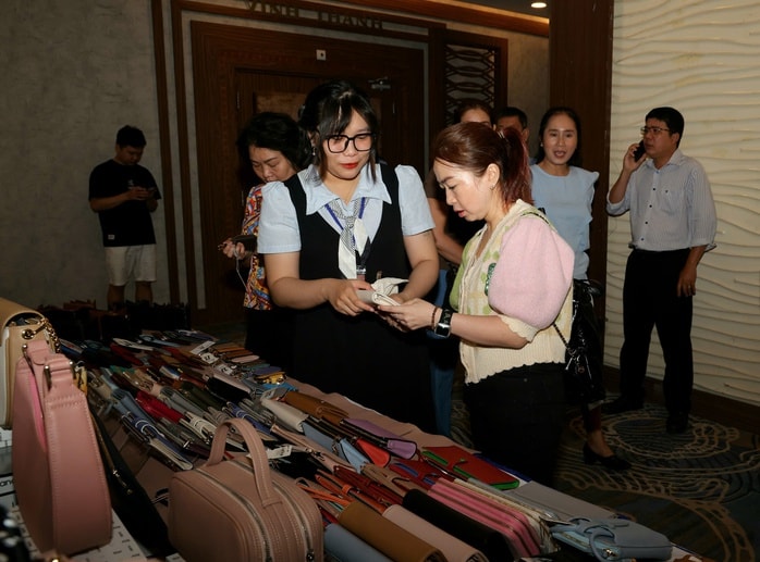 CLIP: Khách hàng tấp nập mua sắm hàng hiệu giảm giá lần đầu tiên tổ chức tại Cần Thơ - Ảnh 4.
