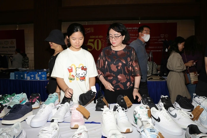 CLIP: Khách hàng tấp nập mua sắm hàng hiệu giảm giá lần đầu tiên tổ chức tại Cần Thơ - Ảnh 5.