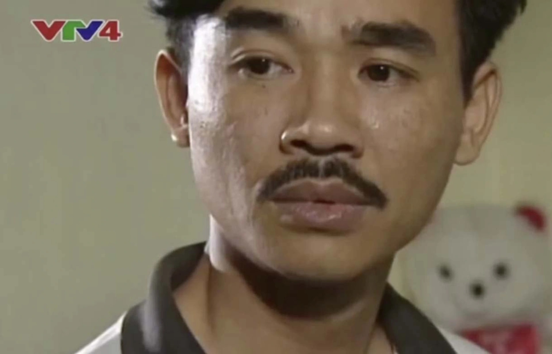 NSND Quốc Khánh sở hữu thân hình gầy gò, gương mặt toát lên vẻ khắc khổ.