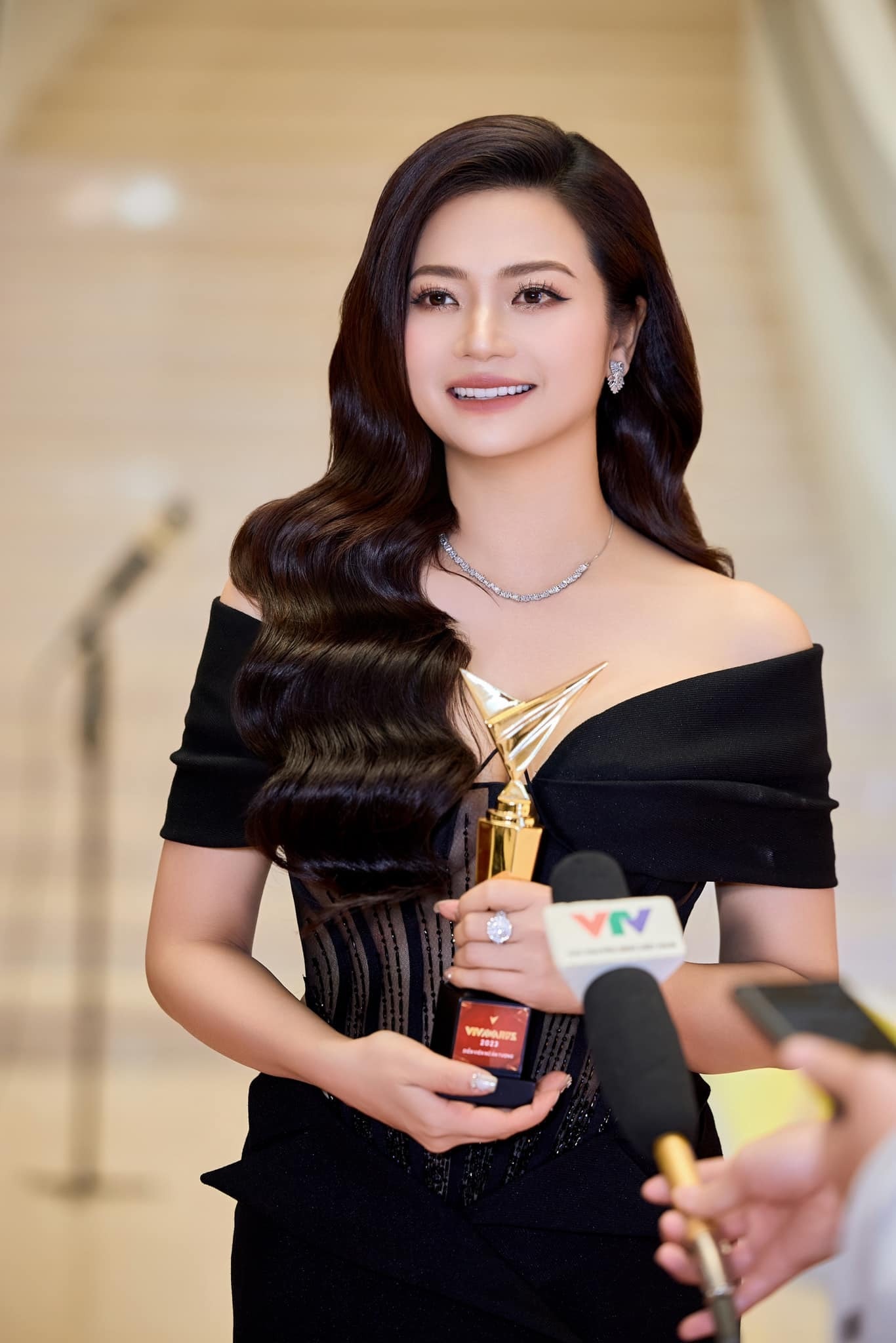Trong sự nghiệp, cô từng nhận giải Nữ diễn viên ấn tượng của VTV Awards 2023 cho vai diễn trong 
