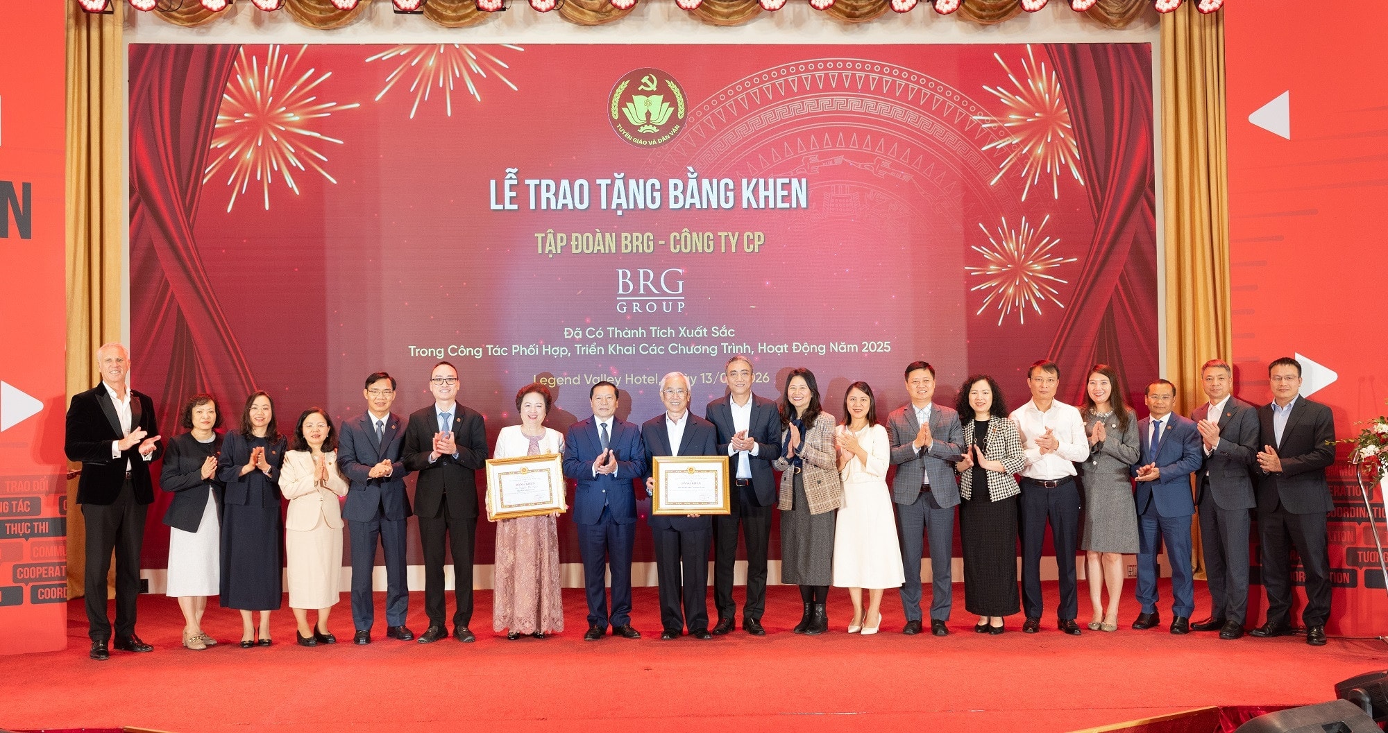 Ông Lại Xuân Môn - Uỷ viên Ban chấp hành Trung ương Đảng, Phó Trưởng ban Thường trực Ban Tuyên giáo và Dân vận Trung ương - trao tặng Bằng khen tập thể Tập đoàn BRG cho Ban Lãnh đạo Tập đoàn.
