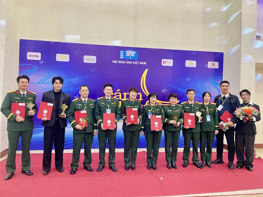 Đạo diễn, NSƯT Đặng Thái Huyền và ê-kíp làm phim 