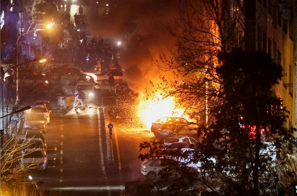 Xe ô tô bốc cháy trên một tuyến phố trong cuộc biểu tình phản đối tình trạng mất giá của đồng nội tệ Iran, tại Tehran, Iran, ngày 8/1/2026. (Ảnh: Reuters)