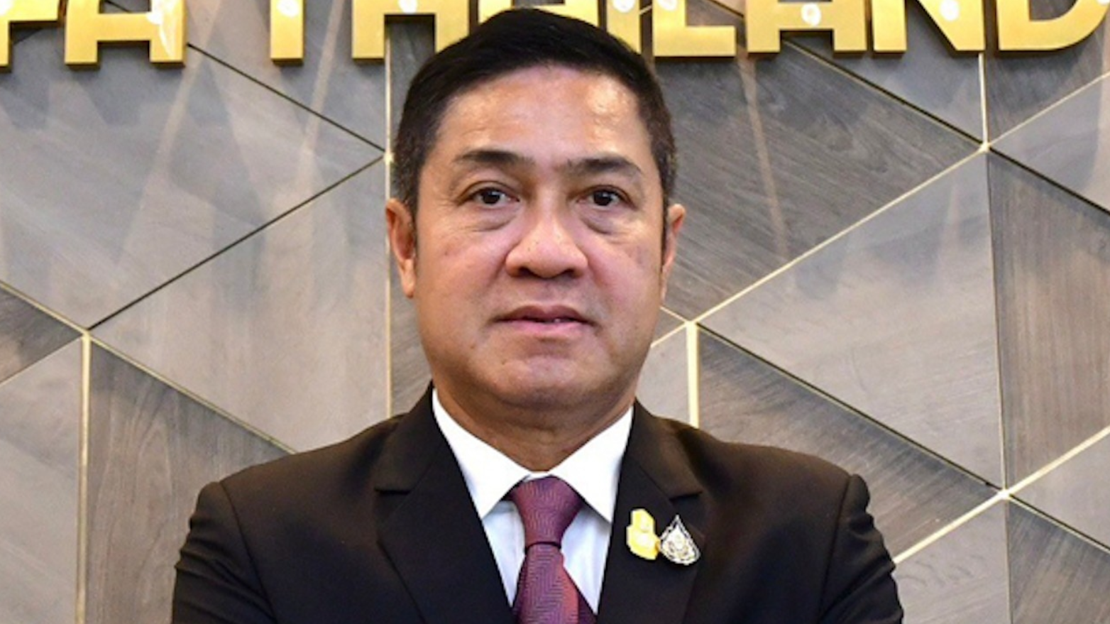 Ông Piyapong Pue-on, người phát ngôn của Liên đoàn bóng đá Thái Lan, lên tiếng sau khi đội tuyển U23 Thái Lan bị loại ở vòng đầu tiên của Giải vô địch châu Á. (Nguồn: Thairath)