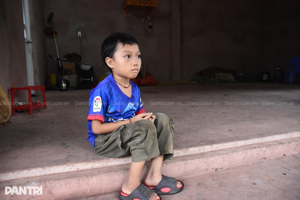 Gia đình nghèo kiệt quệ sau 9 năm giành giật sự sống cho con mắc bệnh hiểm - 1
