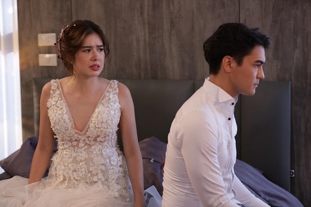 Đêm tân hôn chồng đưa tôi một cuốn sổ và nói: “Giờ chúng ta là một” - 1