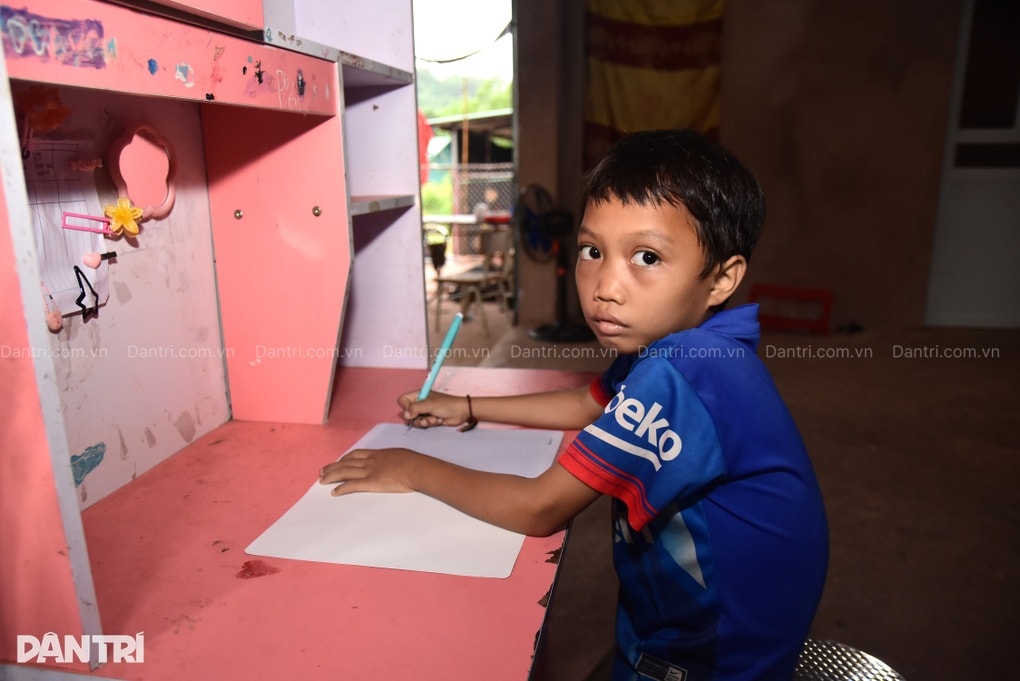 Gia đình nghèo kiệt quệ sau 9 năm giành giật sự sống cho con mắc bệnh hiểm - 4