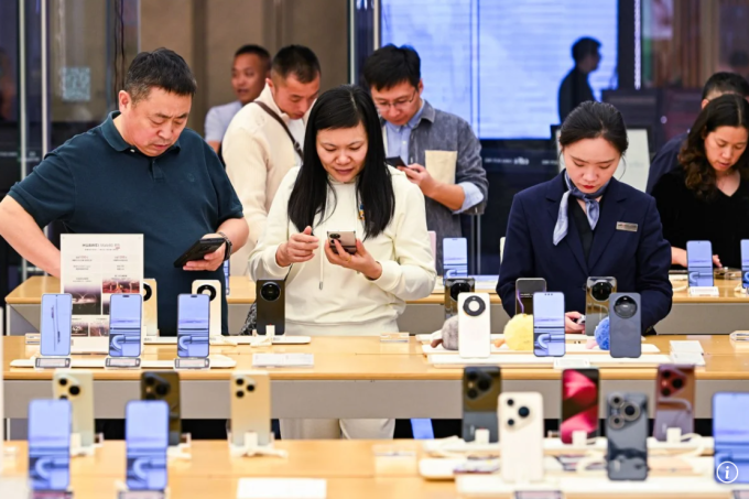 Du khách Trung Quốc mua điện thoại thông minh tại một trung tâm miễn thuế ở tỉnh Hải Nam, miền nam đất nước. Ảnh: SCMP