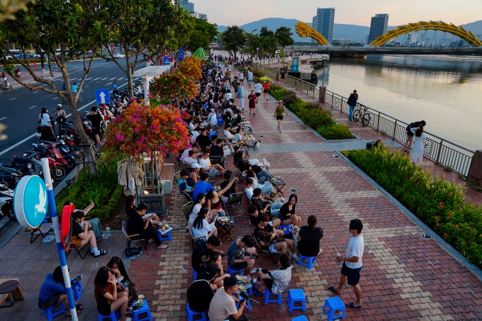 Quán cà phê đông kín khách ở ven sông Hàn, Đà Nẵng. Ảnh: Nguyễn Đông
