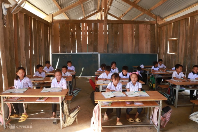 Học sinh điểm trường 179, trường Tiểu học Liêng Srônh, xã Đam Rông 2 đang học bài, ngày 30/12/2025. Ảnh: Nga Thanh