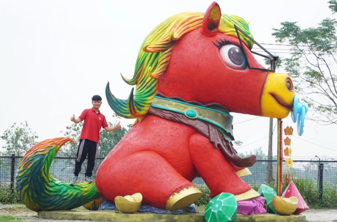 Anh Bùi Văn Quân (34 tuổi), xã Hợp Thịnh (Hiệp Hòa, Bắc Giang cũ) bên cạnh linh vật ngựa hạnh phúc, tháng 1/2026. Ảnh: Nhân vật cung cấp