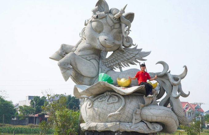 Anh Bùi Văn Quân (34 tuổi), xã Hợp Thịnh (Hiệp Hòa, Bắc Giang cũ) đang hoàn thiện linh vật ngựa vui vẻ, tháng 1/2026. Ảnh: Nhân vật cung cấp