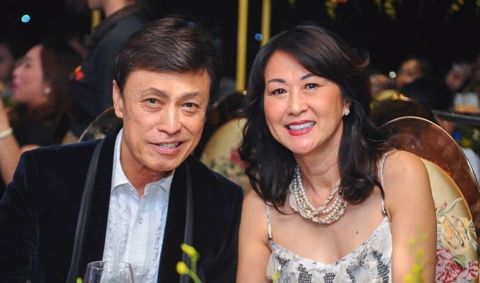 Danh ca Tuấn Ngọc (trái) bên vợ trong tiệc sinh nhật của ông năm 2020. Ảnh: Nhân vật cung cấp