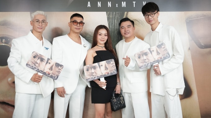 Nhà sáng lập ca sĩ ảo Ann - Boo Đặng (phải), ca sĩ Nguyễn Hải Yến (giữa) và ba thành viên nhóm MTV. Ảnh: Ban tổ chức cung cấp