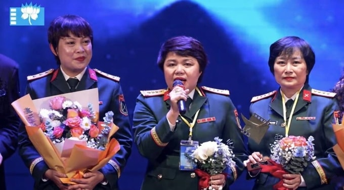 Từ trái sang: Đạo diễn Đặng Thái Huyền, Đại tá Kiều Thanh Thúy - Phó giám đốc Điện ảnh Quân đội nhân dân, Đại tá Nguyễn Thu Dung - Giám đốc Điện ảnh Quân đội nhân dân. Ảnh: Ban tổ chức