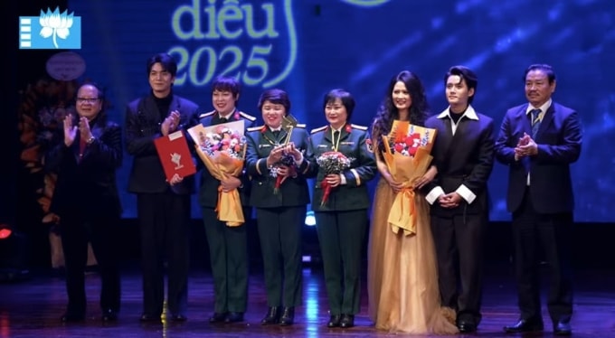 Đoàn phim Mưa đỏ tại lễ trao giải. Ảnh: Ban tổ chức