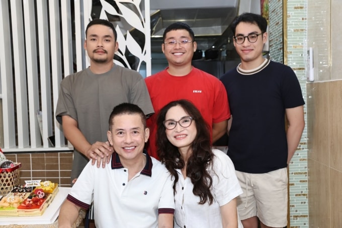 Nghệ sĩ Tấn Beo (hàng dưới, bên trái) bên vợ và các con trong tiệc sinh nhật. Ảnh: Nhân vật cung cấp