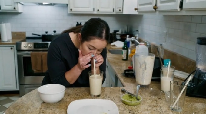 Kathryn xay đồ ăn và hít qua ống hút thay vì nhai trong miệng như cách ăn thông thường. Ảnh: NY Post