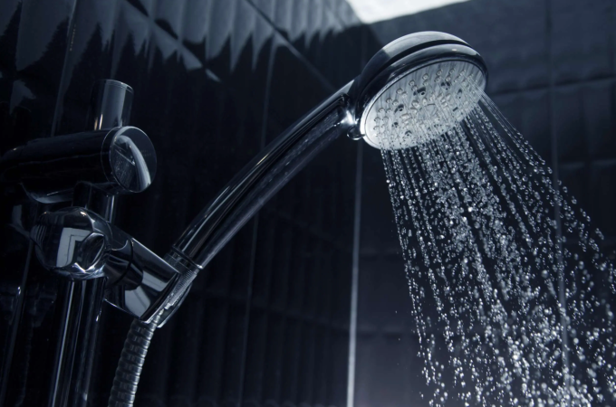 Mọi người nên cẩn trọng khi tắm vào mùa lạnh, tránh nguy cơ đột quỵ, đột tử. Ảnh: Plumbingconcepts