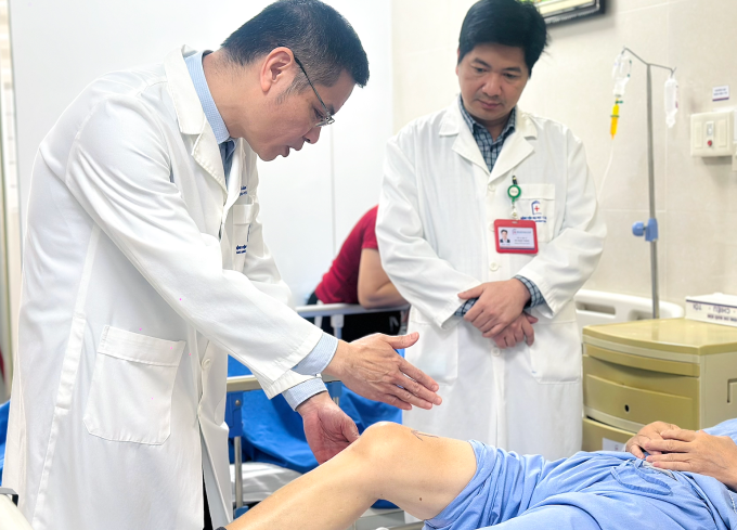 Bác sĩ Thành (bên trái) và kíp đang kiểm tra tình trạng bệnh nhân trước khi phẫu thuật. Ảnh: Thùy An