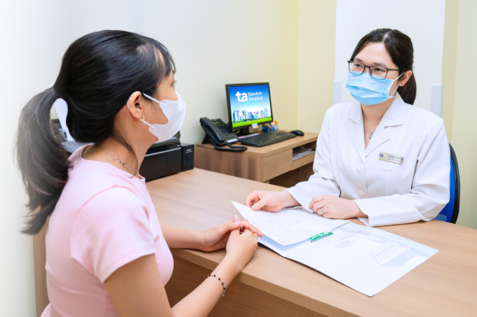 Bác sĩ Hương đang tư vấn cho một người bệnh. Ảnh: Bệnh viện Đa khoa Tâm Anh