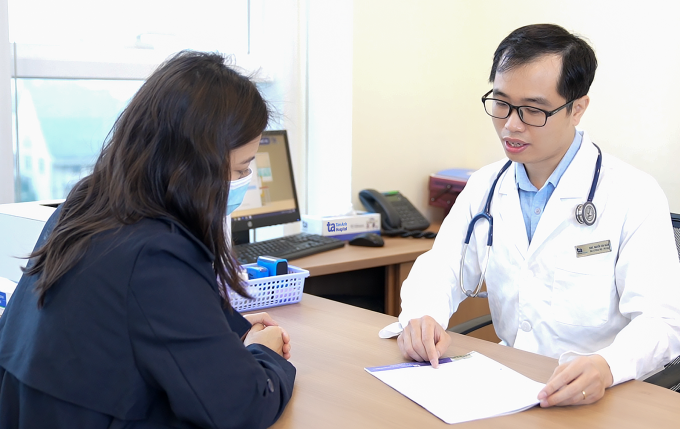 Bác sĩ Ngân khám cho người bệnh. Ảnh minh họa: Bệnh viện Đa khoa Tâm Anh.