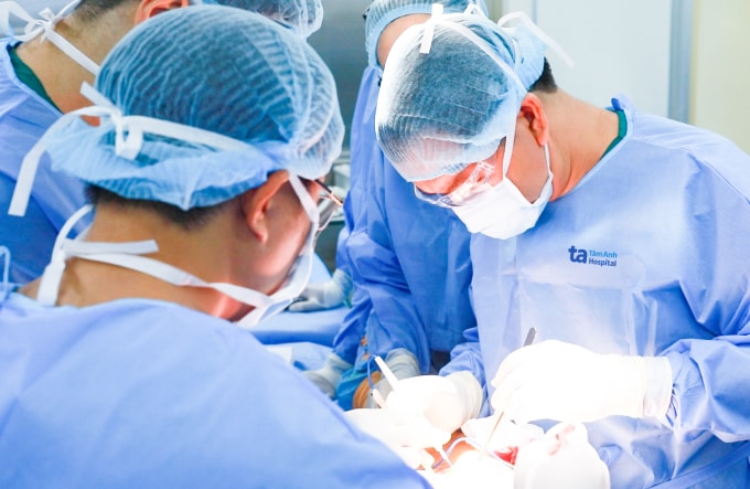Bác sĩ Lý (phải) phẫu thuật loại bỏ khối u ung thư cho ông Thành. Ảnh: Bệnh viện Đa khoa Tâm Anh