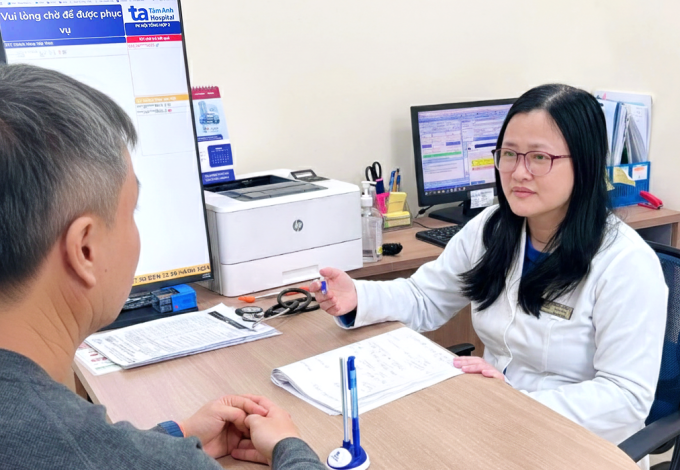 Bác sĩ Lữ tái khám cho ông Thành sau 4 tháng điều trị. Ảnh: Bệnh viện Đa khoa Tâm Anh