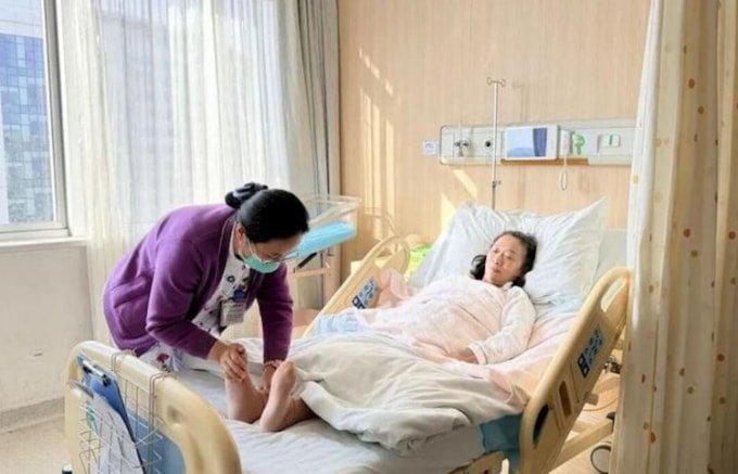 Bà Zou tại bệnh viện, sau khi sinh con trai bằng phương pháp sinh mổ. Ảnh: Urban Express Orange Interactive