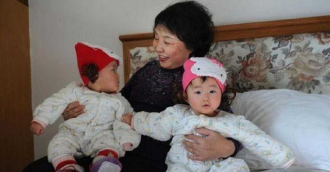 Bà Sheng Hailin cùng cặp song sinh chào đời năm 2010. Ảnh: Ctwant