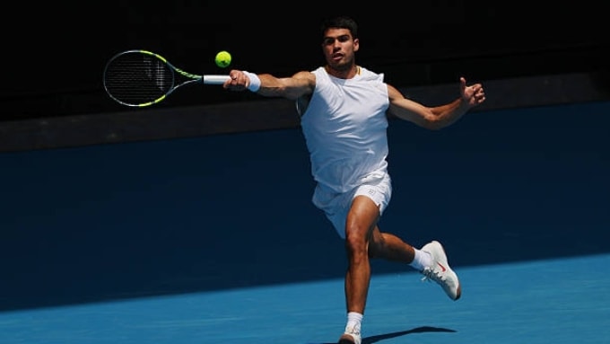 Alcaraz tập luyện trên sân Rod Laver, Melbourne, Australia hôm 14/1. Ảnh: PDB